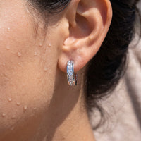 Thumbnail for Orecchini cerchio piccoli — primo piano dei dettagli, argento | SKU: 22023999-rhodium