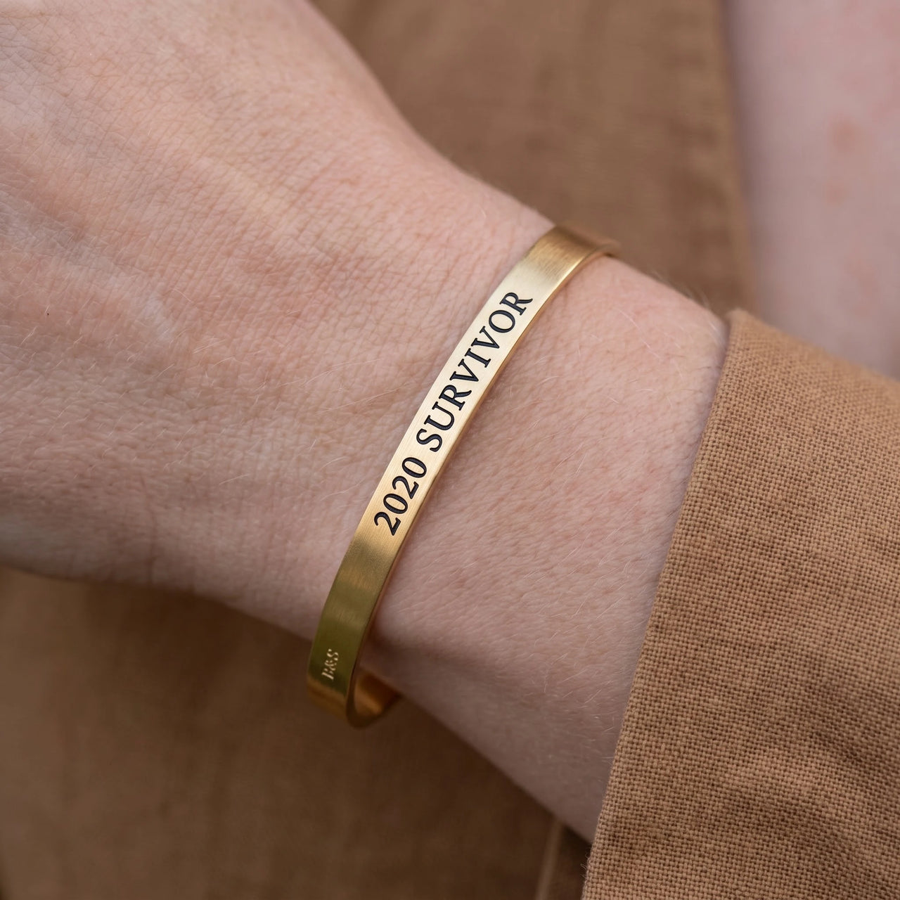 Bracciale inciso — primo piano dei dettagli, oro | SKU: 2020s-g