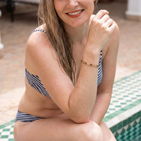 Thumbnail for Bracciale rigido — foto indossata in riva all'acqua, oro rosa | SKU: 2020s-rg