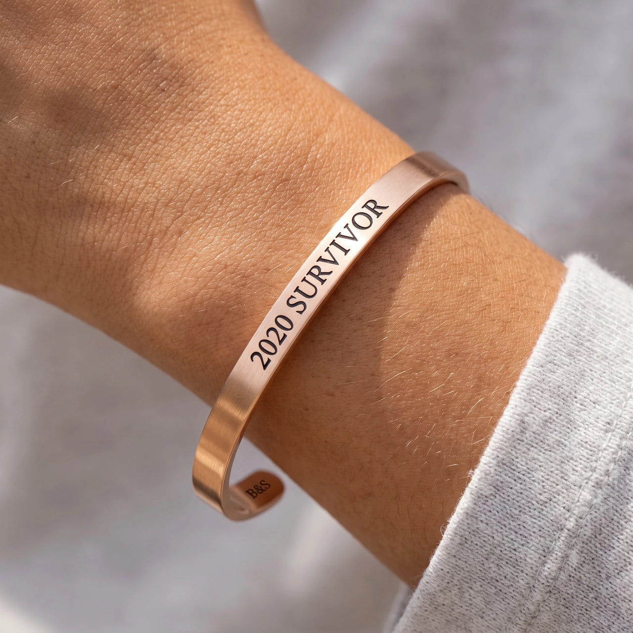Bracciale inciso — primo piano dei dettagli, oro rosa | SKU: 2020s-rg