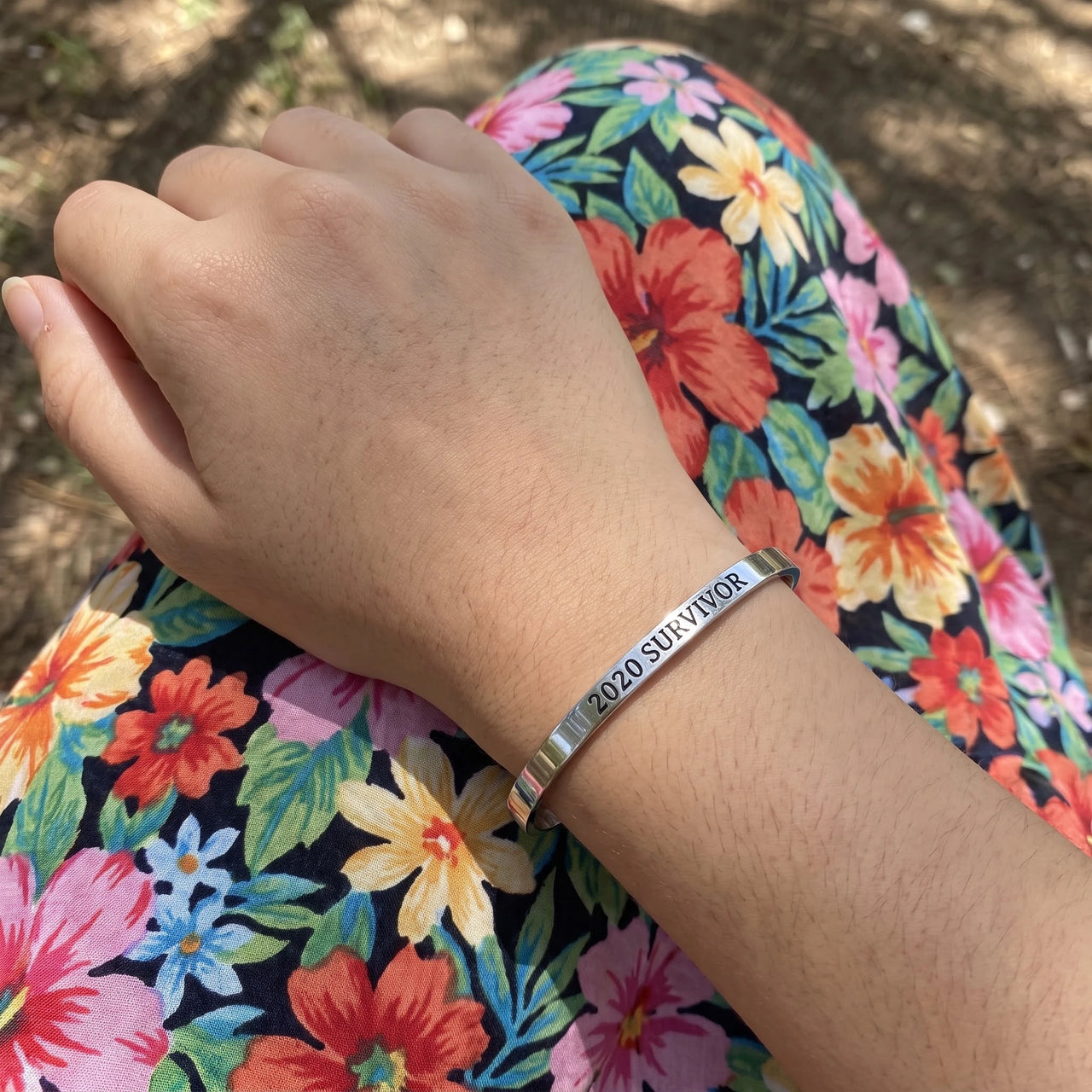 Bracciale rigido — foto indossata, misura reale, argento | SKU: 2020s-wg
