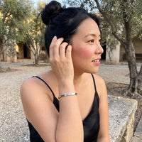 Thumbnail for Bracciale con scritta — foto indossata nei gesti di tutti i giorni, argento | SKU: 2020s-wg