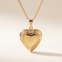 Thumbnail for Collier Médaillon Coeur à Volutes