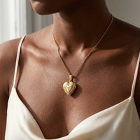 Thumbnail for Collier Médaillon Coeur à Volutes