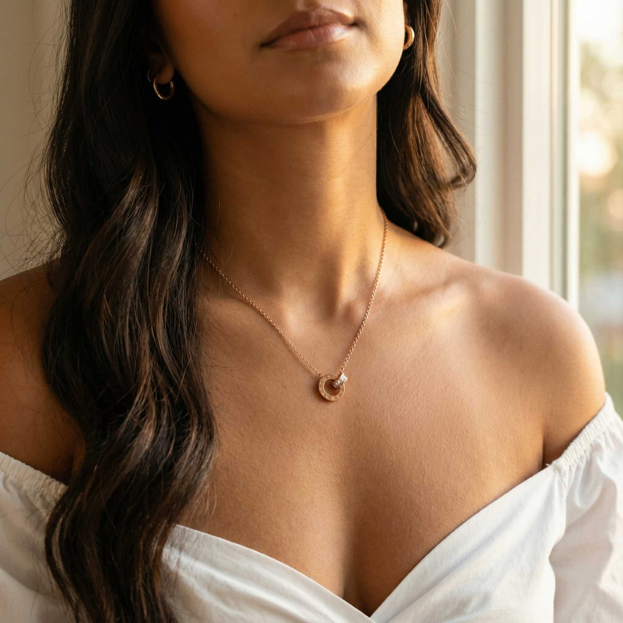 Halskette mit verbundenen Ringen & Kristallen