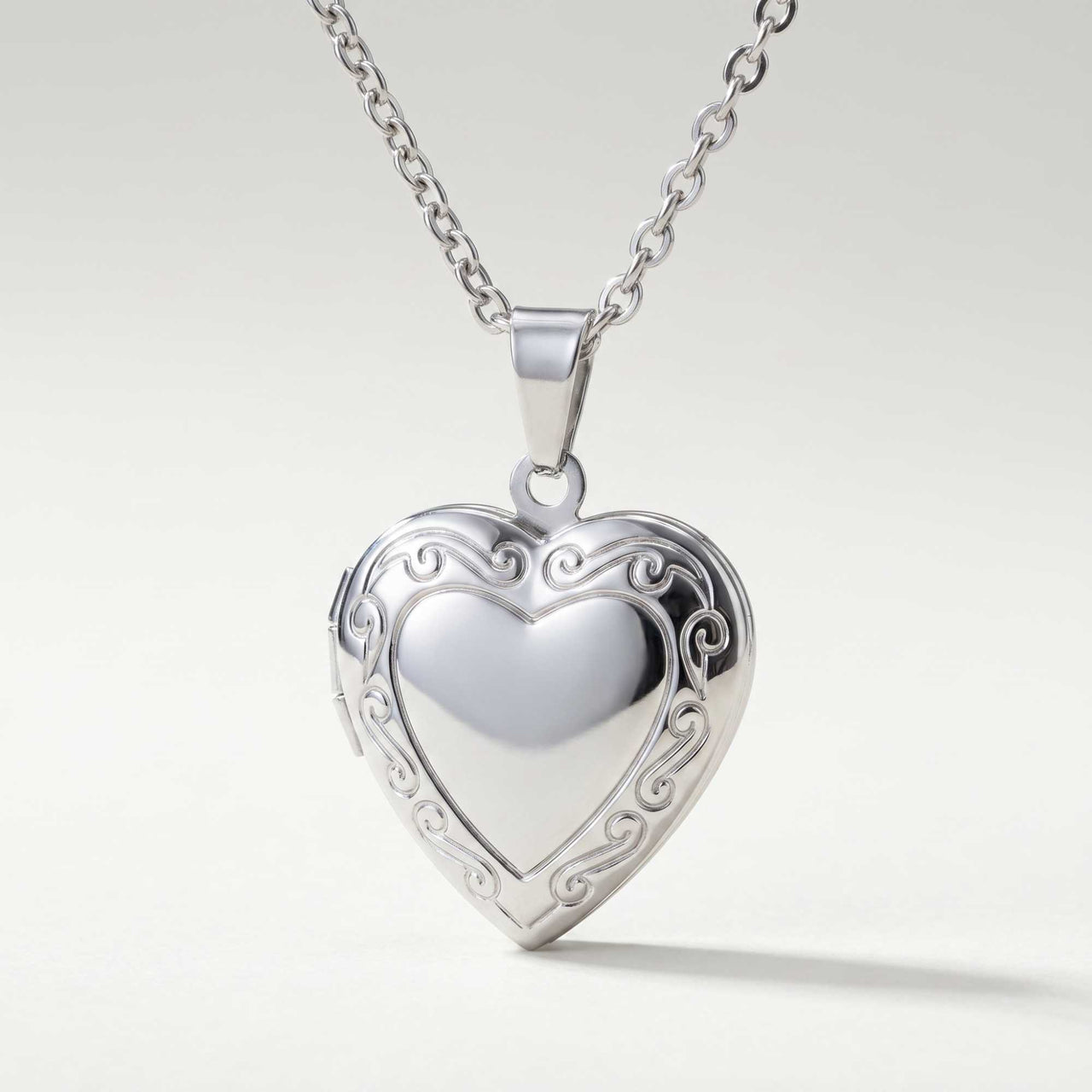 Collier Médaillon Coeur à Volutes