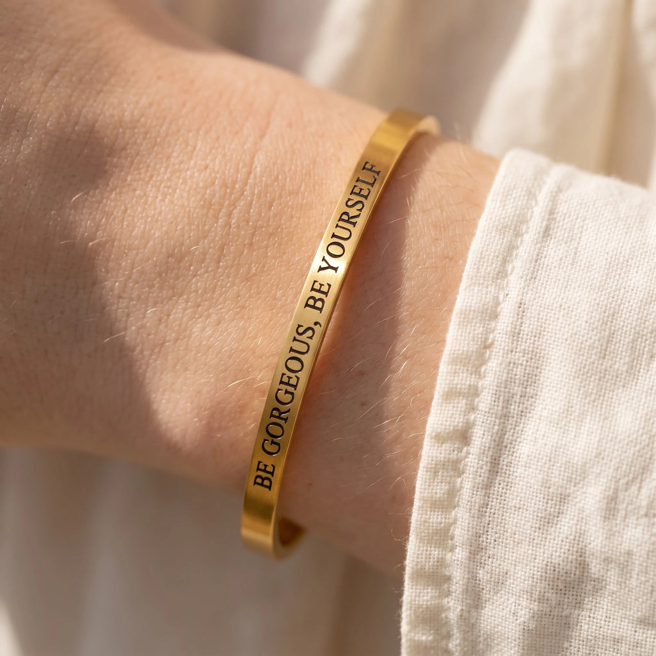 Bracelet jonc — gros plan sur les détails, or | SKU: bgby-g