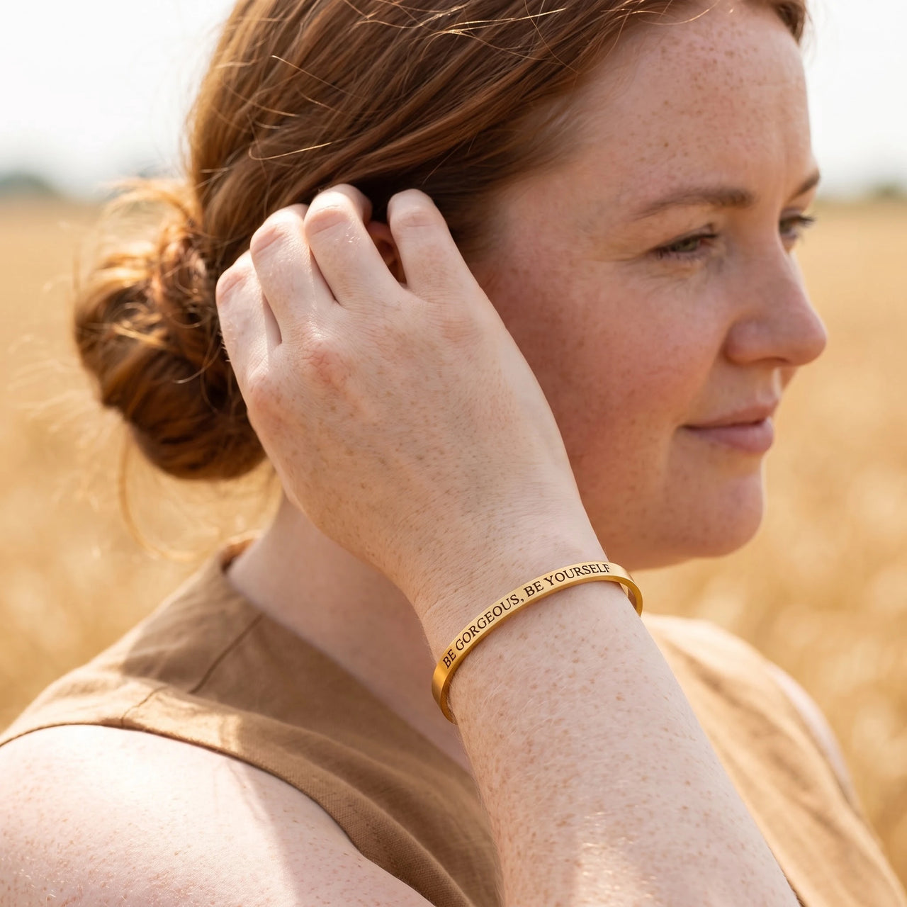 Bracelet confiance en soi — photo portée, geste du quotidien, or | SKU: bgby-g