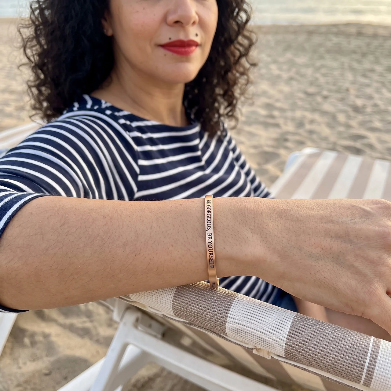 Bracelet confiance en soi — photo portée un jour de détente, or rose | SKU: bgby-rg
