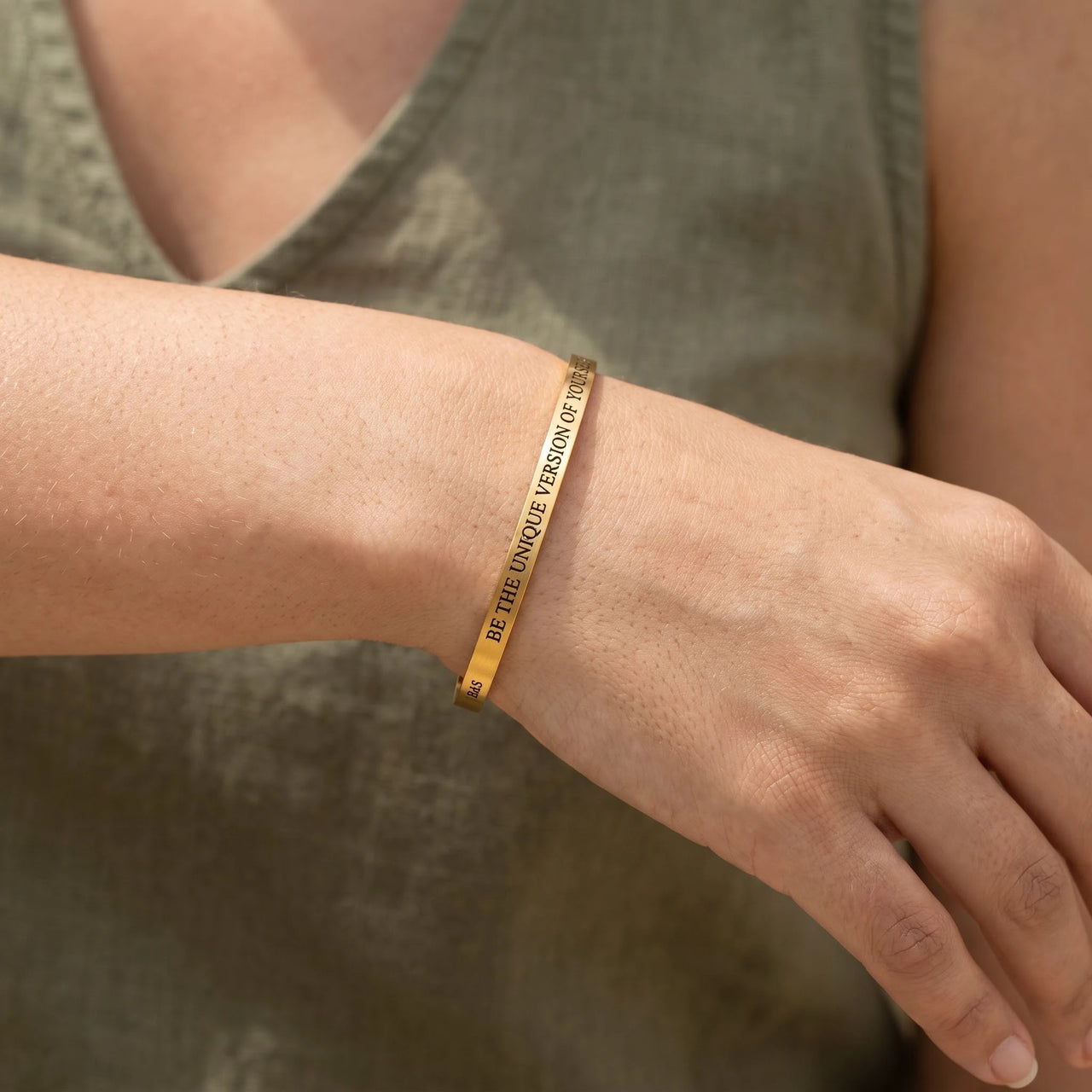 Bracciale con scritta — primo piano dei dettagli, oro | SKU: btuvoy-g