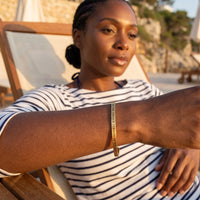 Thumbnail for Bracciale con scritta — foto indossata in una giornata di relax, oro | SKU: btuvoy-g