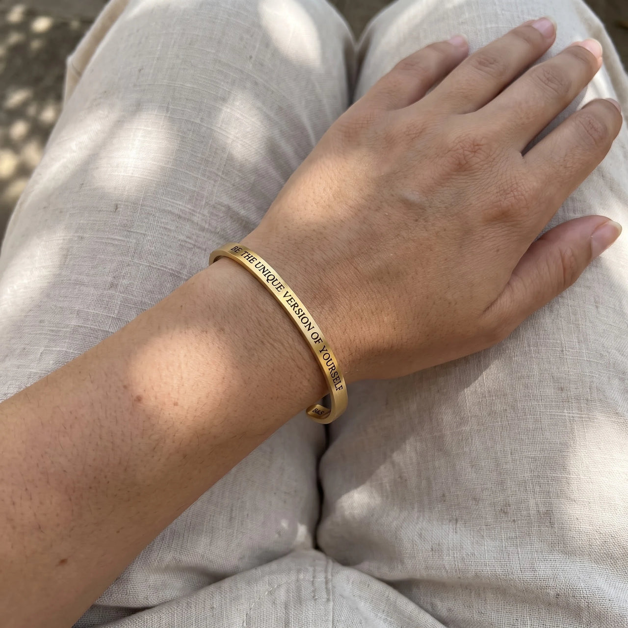 Bracciale con scritta — foto indossata, misura reale, oro | SKU: btuvoy-g
