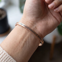 Thumbnail for Bracciale rigido — primo piano dei dettagli, oro rosa | SKU: btuvoy-rg