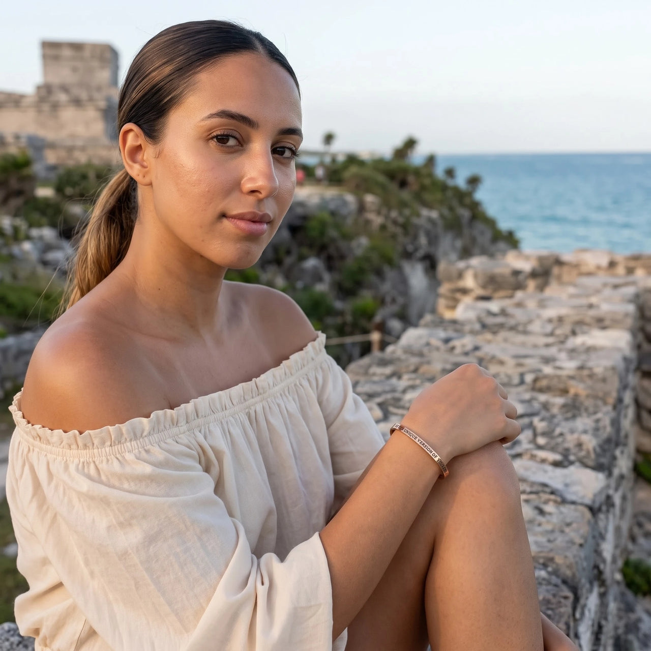 Bracciale motivazionale — foto indossata in viaggio, oro rosa | SKU: btuvoy-rg