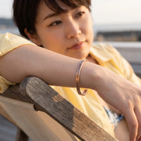 Thumbnail for Bracciale con scritta — foto indossata in una giornata di relax, oro rosa | SKU: btuvoy-rg