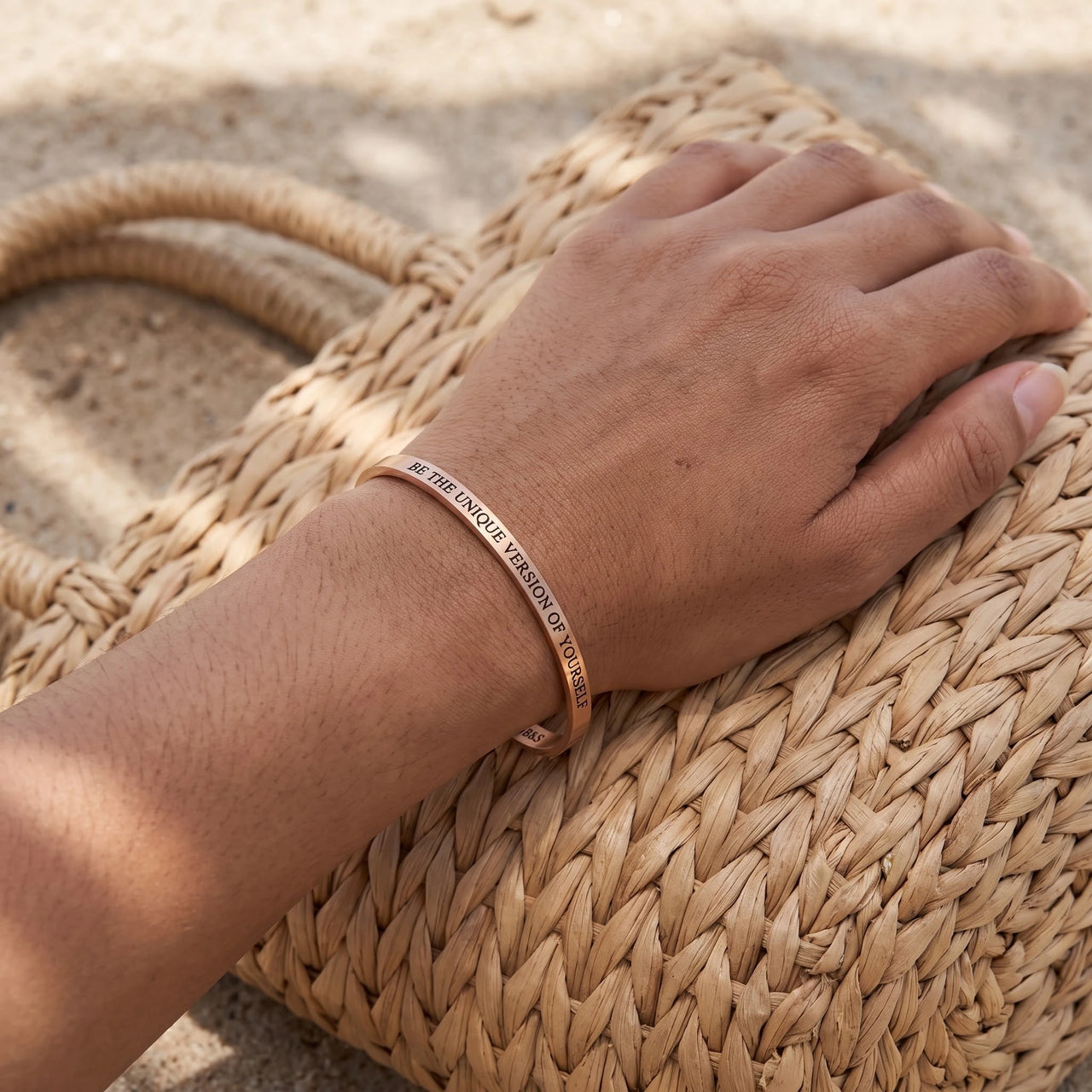 Bracciale inciso — foto indossata, misura reale, oro rosa | SKU: btuvoy-rg