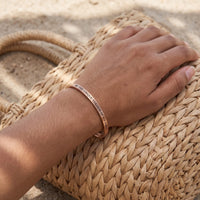Thumbnail for Bracciale inciso — foto indossata, misura reale, oro rosa | SKU: btuvoy-rg
