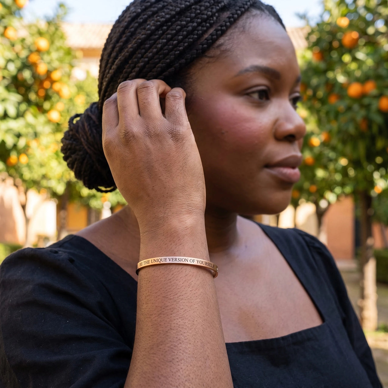 Bracciale con scritta — foto indossata nei gesti di tutti i giorni, oro rosa | SKU: btuvoy-rg