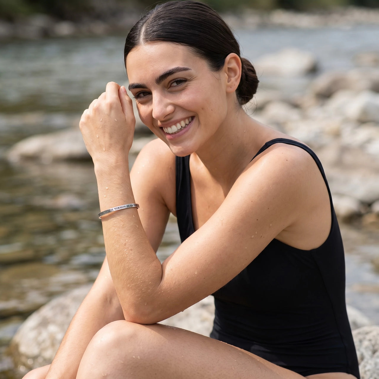 Bracciale con scritta — foto indossata in riva all'acqua, argento | SKU: btuvoy-wg
