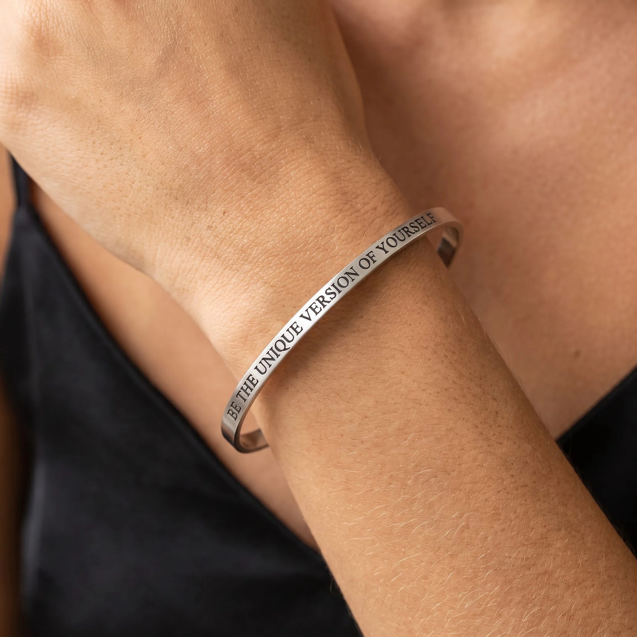 Bracciale con frase — primo piano dei dettagli, argento | SKU: btuvoy-wg