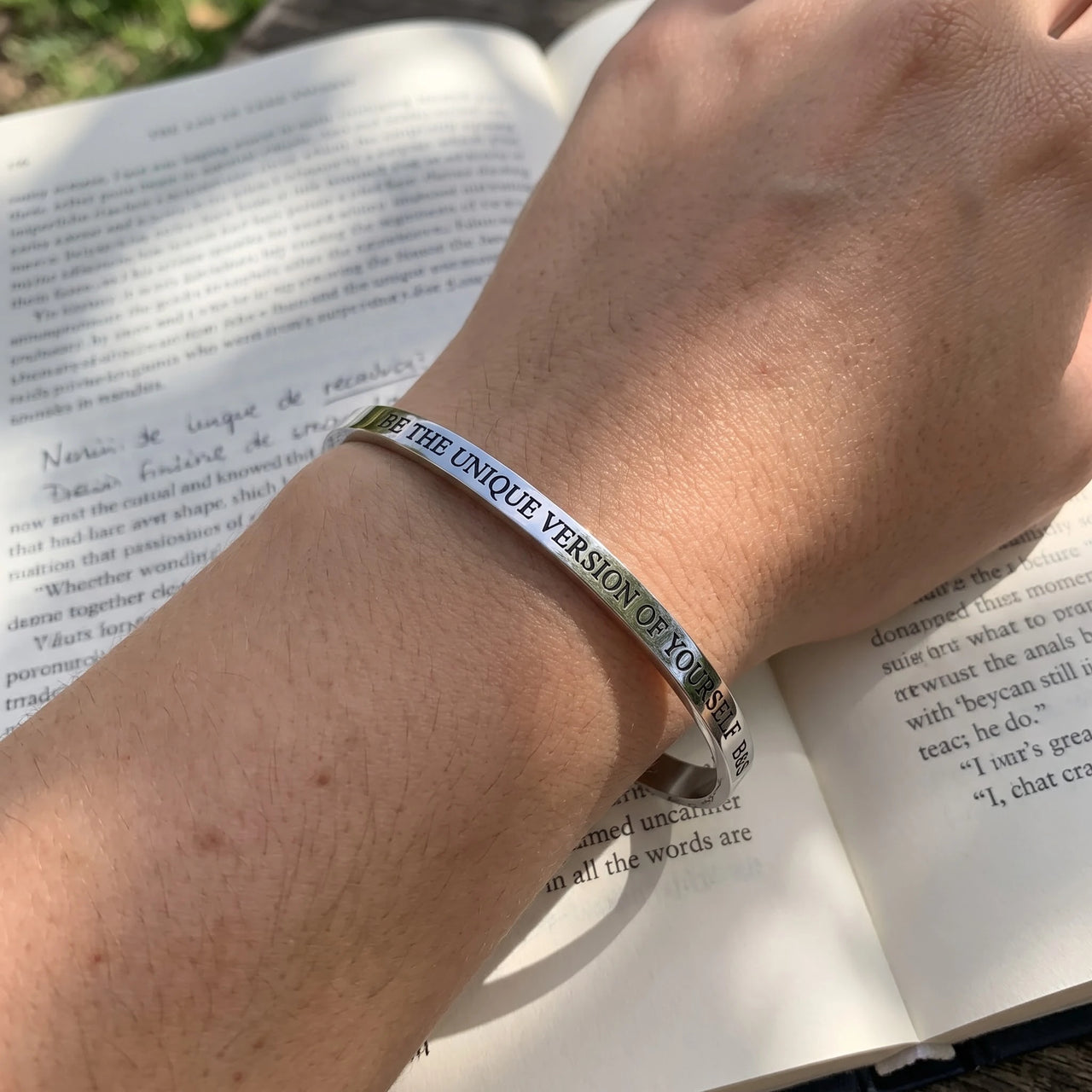 Bracciale con scritta — foto indossata, misura reale, argento | SKU: btuvoy-wg