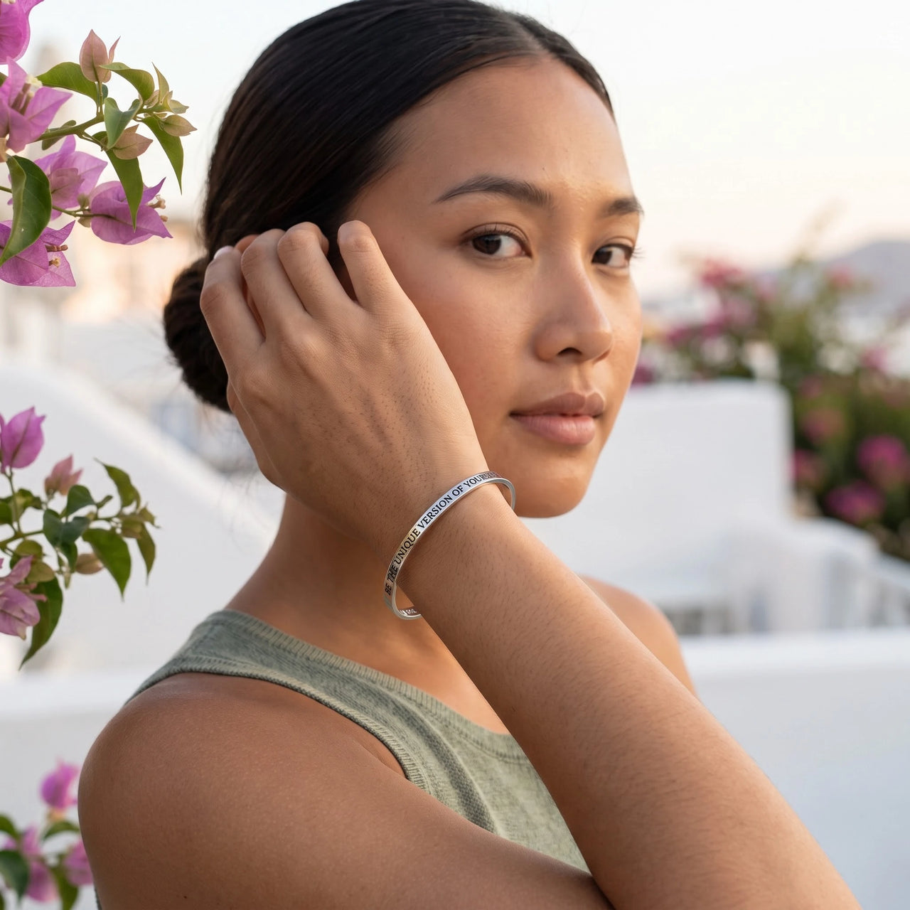 Bracciale inciso — foto indossata nei gesti di tutti i giorni, argento | SKU: btuvoy-wg