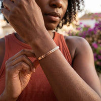 Thumbnail for Bracciale con frase — foto indossata nei gesti di tutti i giorni, oro rosa | SKU: 7220397-rose-gold-plated