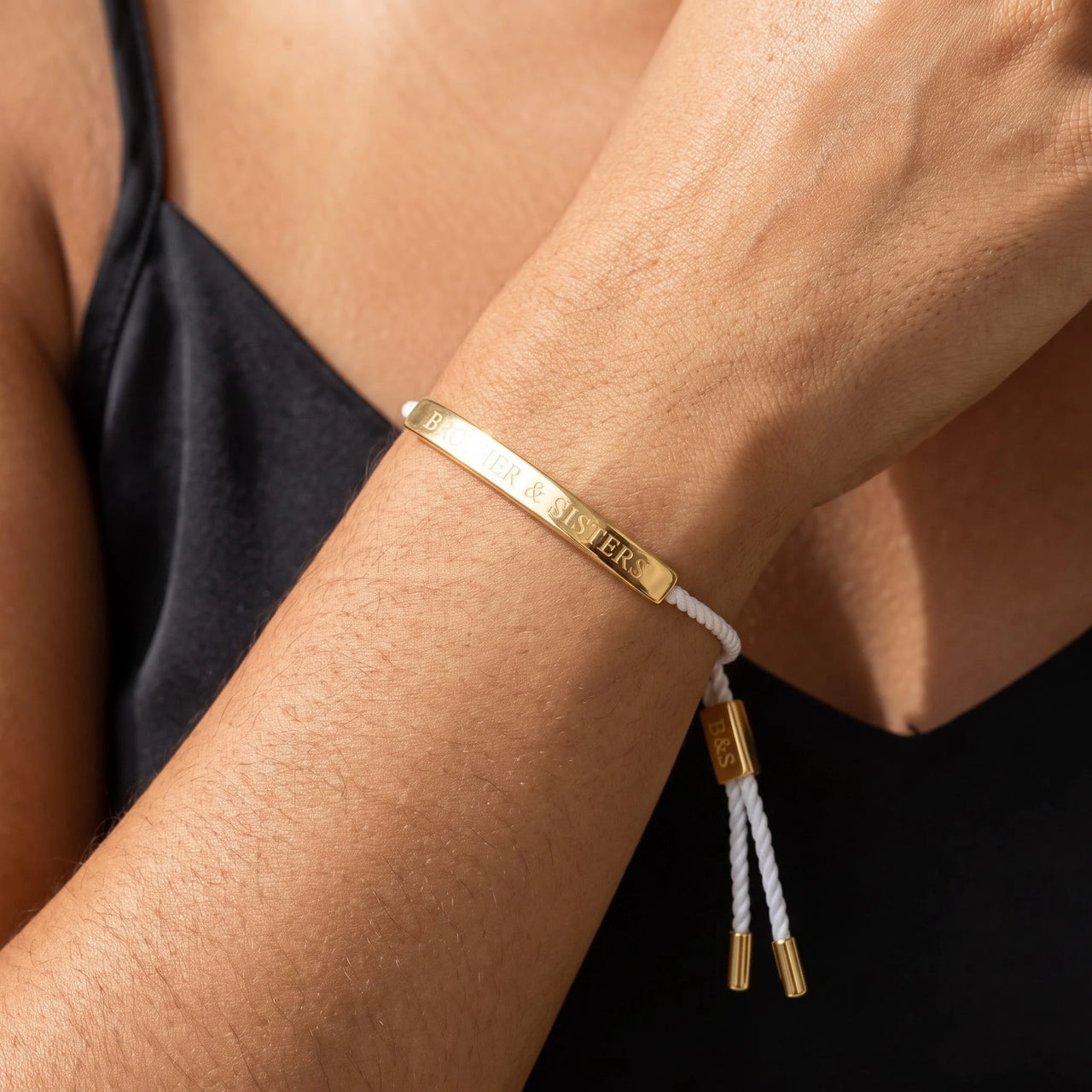 La Perle, gold bracelet — close up | SKU: laperle-g