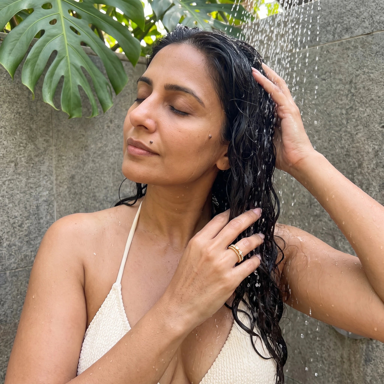 Bague papillon — photo portée sous la douche, waterproof, or | SKU: lepapillon