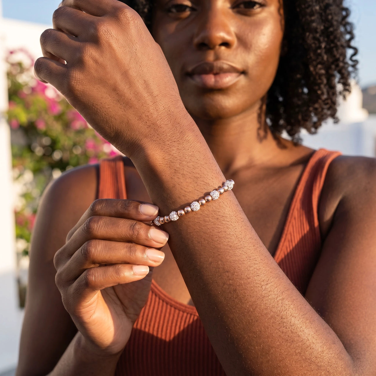 Bracelet or rose — photo portée, geste du quotidien, or rose | SKU: 25535342-rose-gold