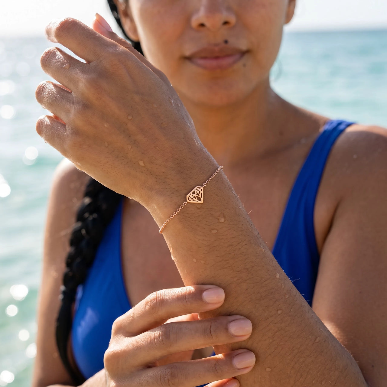 Bracciale minimal — foto indossata in acqua, waterproof, oro rosa | SKU: 11662607-rose-gold