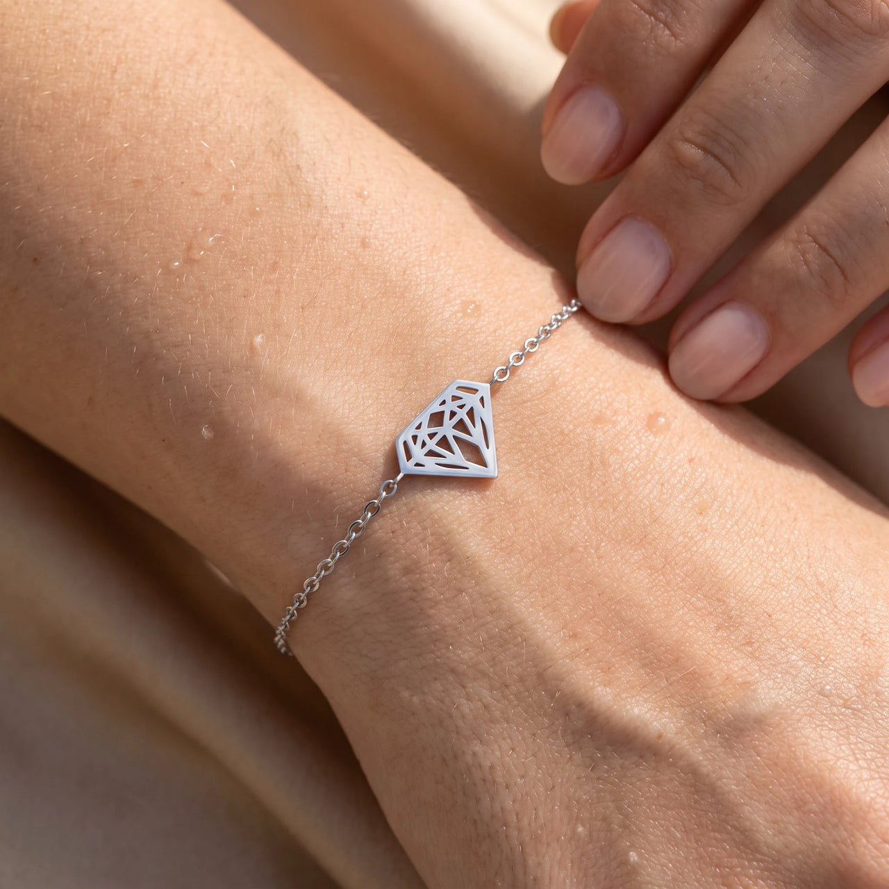 Bracciale minimal — primo piano dei dettagli, argento | SKU: 11662607-white-gold