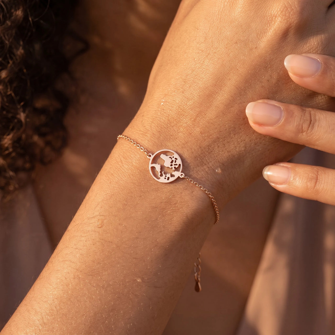Bracciale mappamondo — primo piano dei dettagli, oro rosa | SKU: 22665062-rose-gold