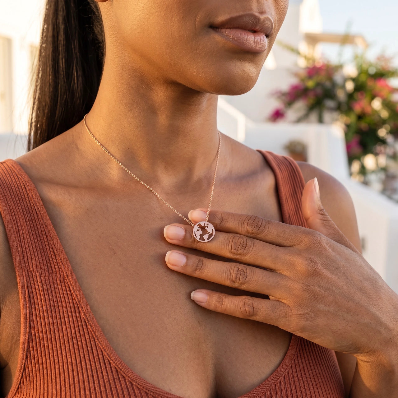 Collana con ciondolo — foto indossata nei gesti di tutti i giorni, oro rosa | SKU: 22173453-rose-gold