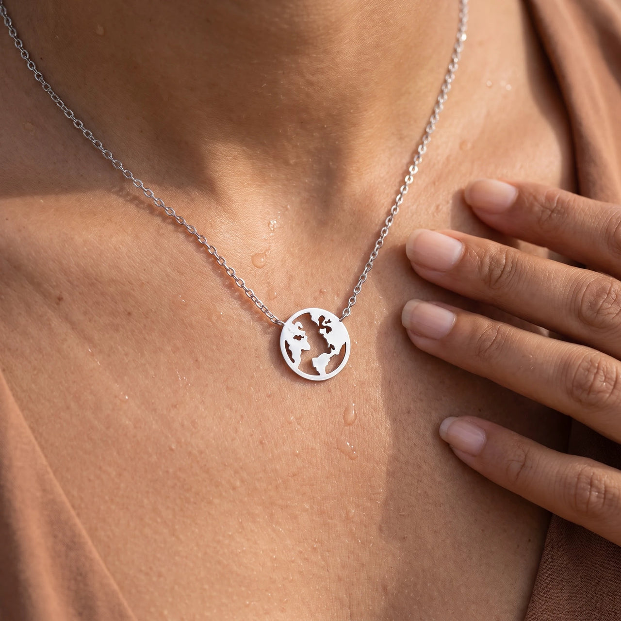 Regalo per chi ama viaggiare — primo piano dei dettagli, argento | SKU: 22173453-white-gold