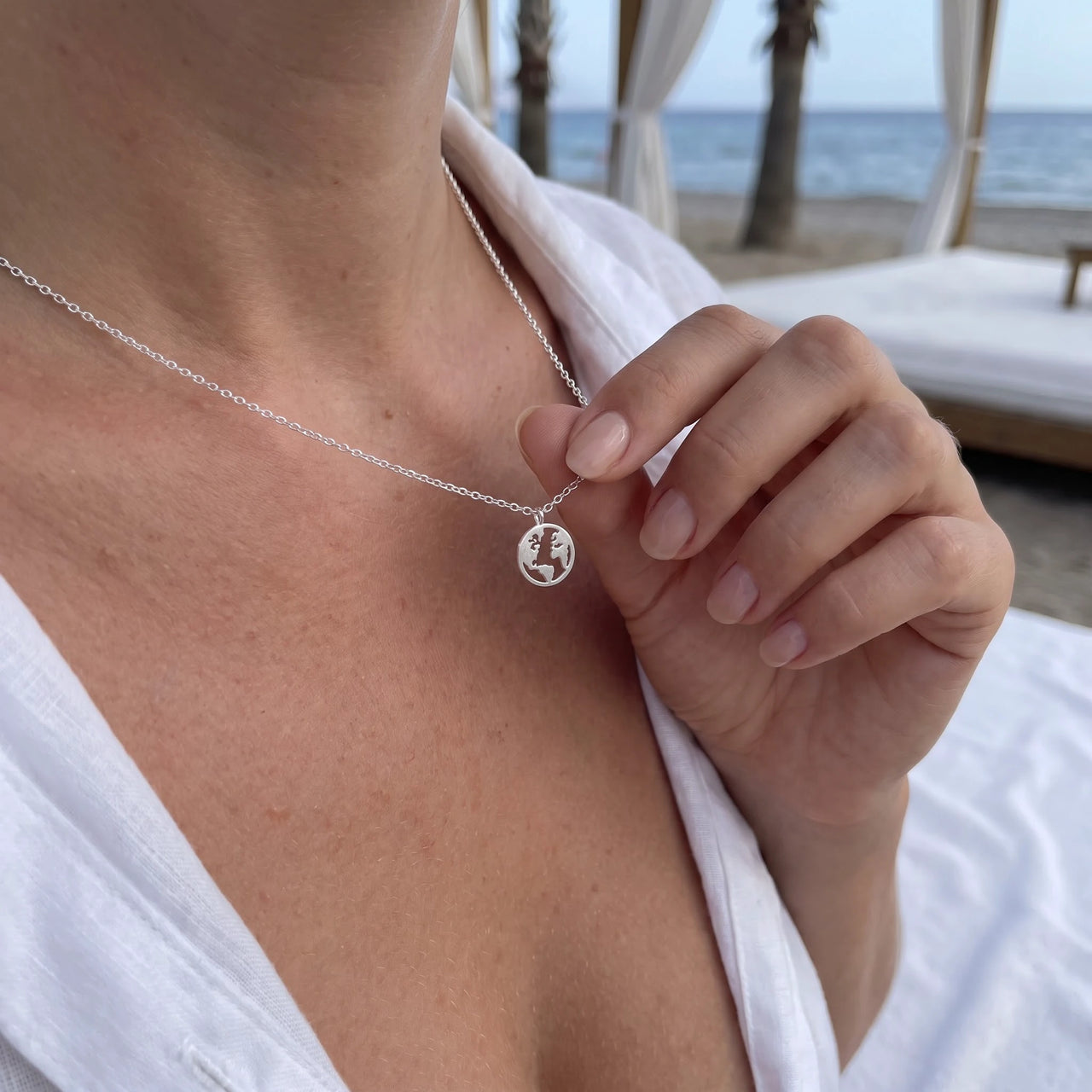 Collana mappamondo — foto indossata, misura reale, argento | SKU: 22173453-white-gold