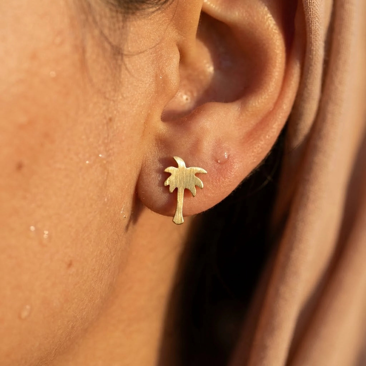Boucles d'oreilles palmier — gros plan sur les détails, or | SKU: 10287609-gold-color