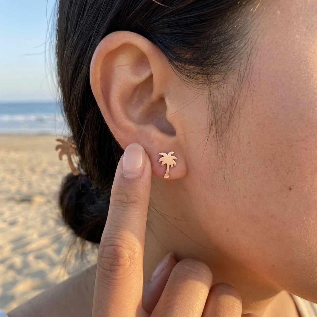 Boucles d'oreilles palmier — photo portée, taille réelle, or rose | SKU: 10287609-rose-gold-color