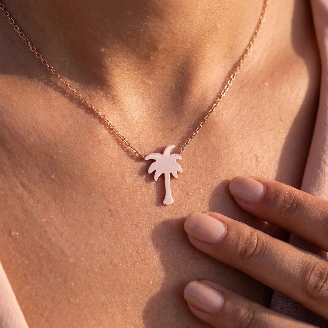 Ciondolo palma — primo piano dei dettagli, oro rosa | SKU: 8732822-rose-gold-color