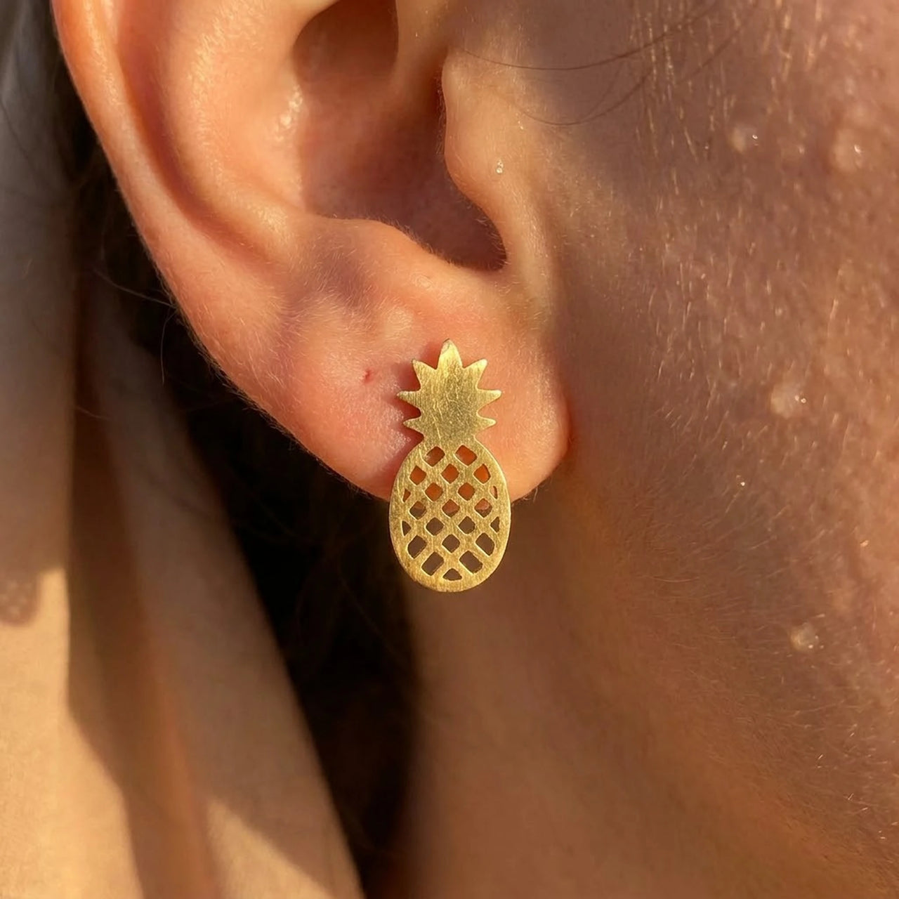 Orecchini a lobo — primo piano dei dettagli, oro | SKU: 437186-gold-color