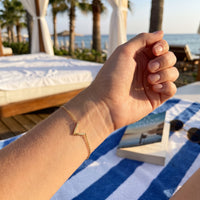 Thumbnail for Bracciale v — foto indossata, misura reale, oro | SKU: 9443177-gold