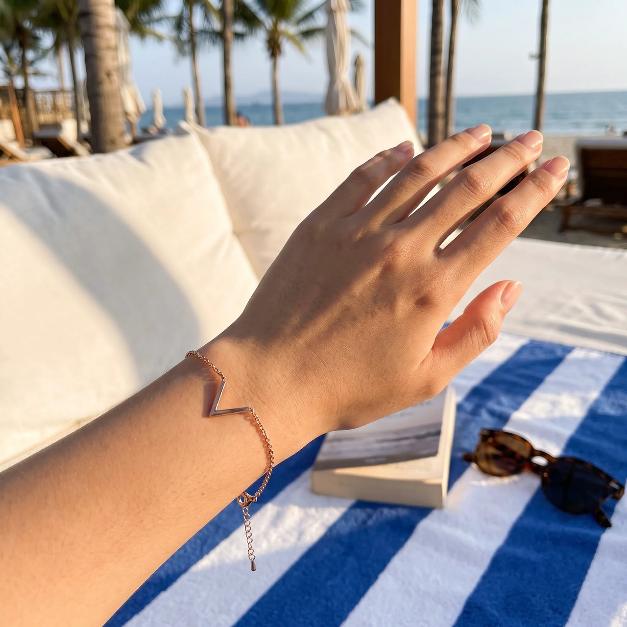 Bracciale v — foto indossata, misura reale, oro rosa | SKU: 9443177-rose-gold