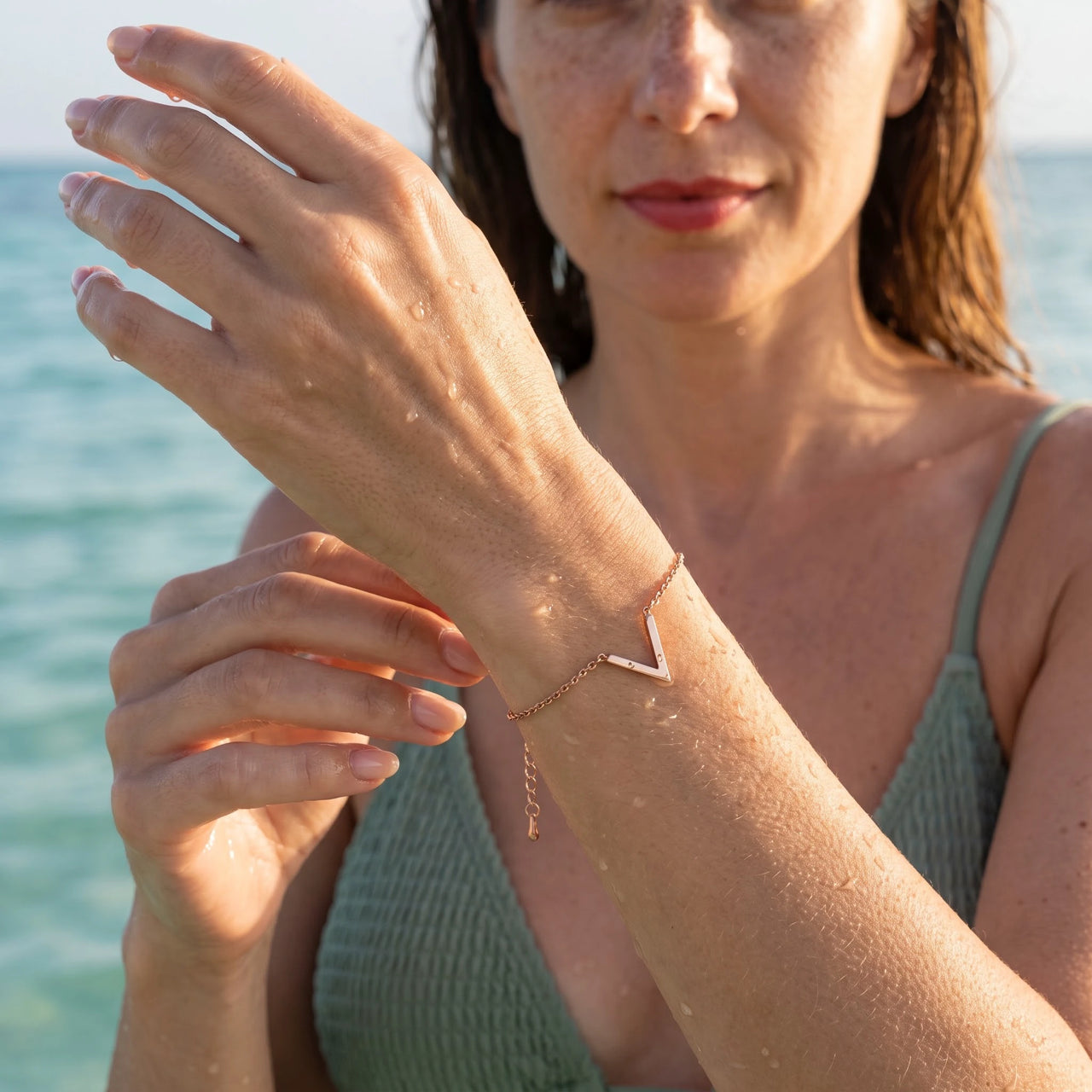 Bracciale v — foto indossata in acqua, waterproof, oro rosa | SKU: 9443177-rose-gold