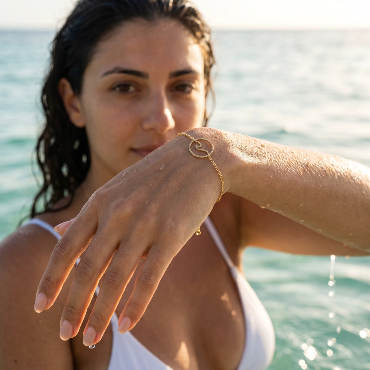 Bracciale onda — foto indossata in acqua, waterproof, oro | SKU: 17429078-gold