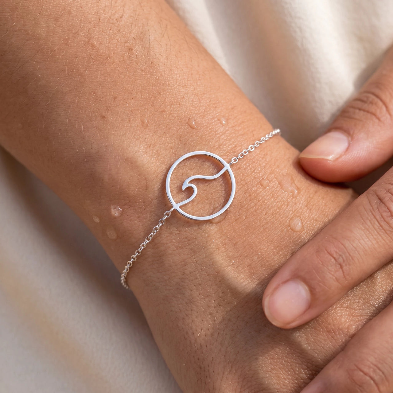 Bracciale onda — primo piano dei dettagli, argento | SKU: 17429078-white-gold
