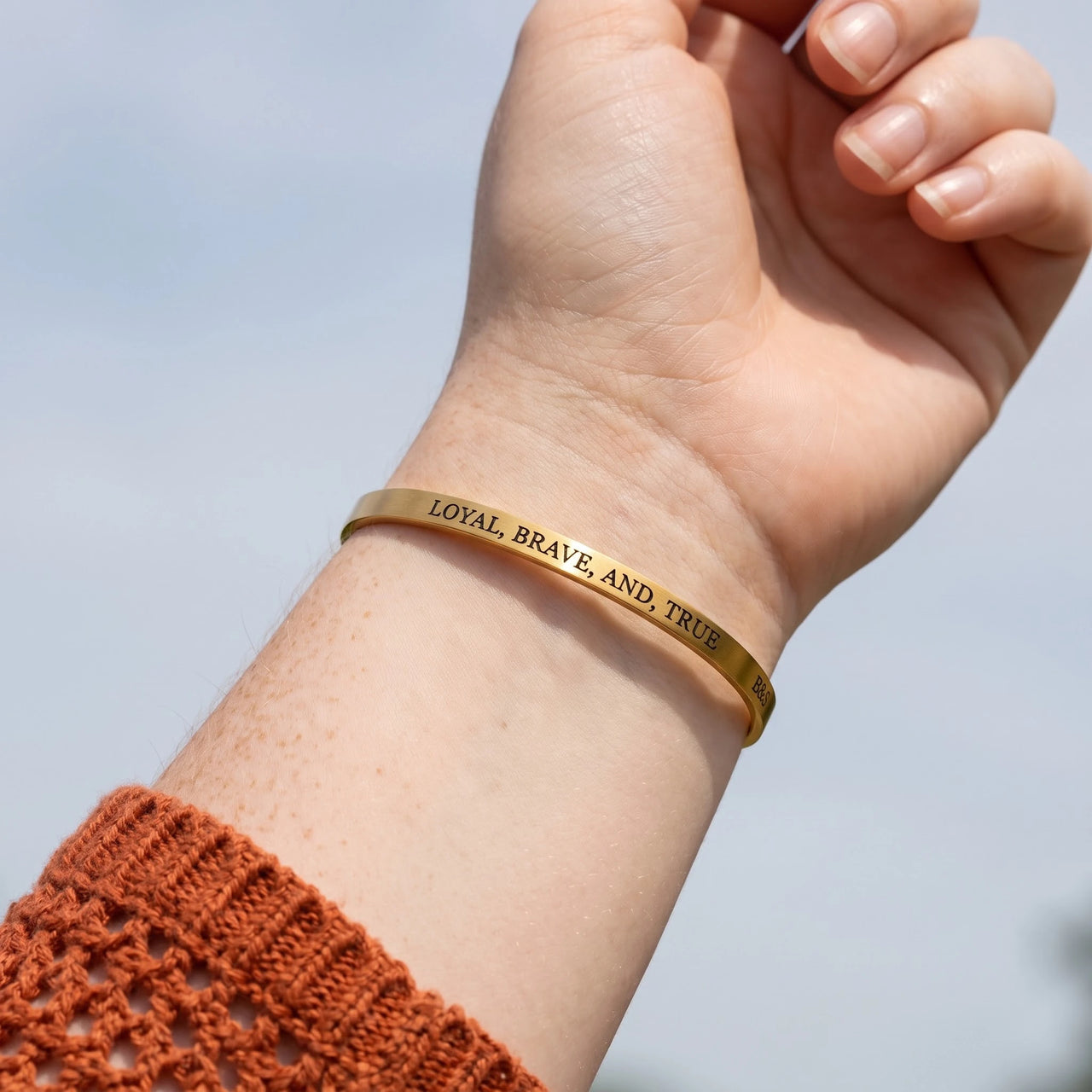 Gravur armband — Nahaufnahme der Details, Gold | SKU: lbat-g