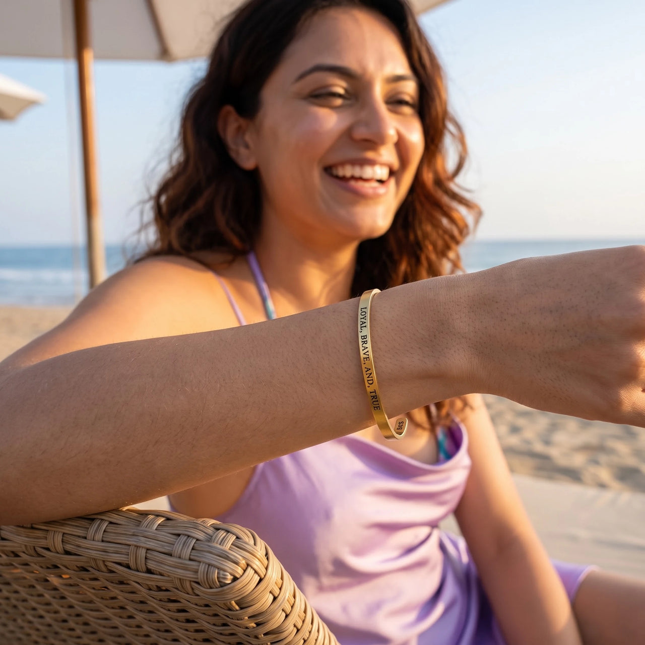 Gravur armband — getragen an einem entspannten Tag, Gold | SKU: lbat-g