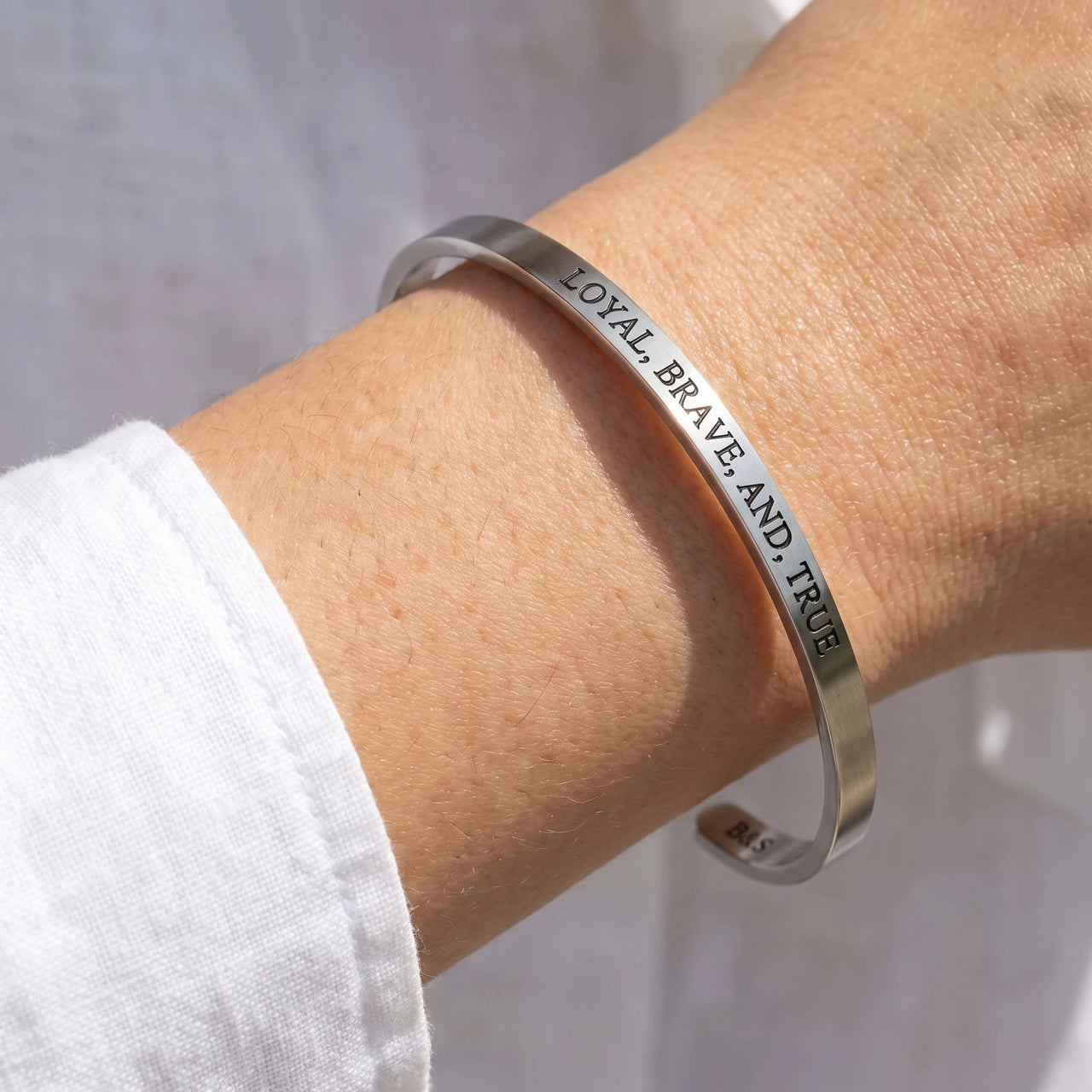 Gravur armband — Nahaufnahme der Details, Silber | SKU: lbat-wg
