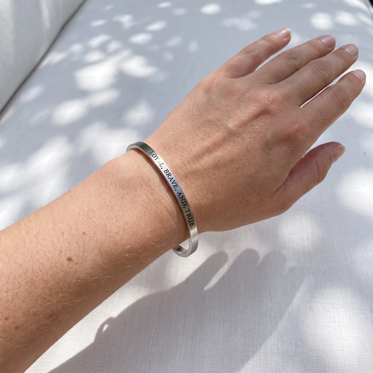 Gravur armband — getragen, echte Größe, Silber | SKU: lbat-wg