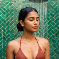 Thumbnail for Orecchini punto luce — foto indossata sotto la doccia, waterproof, argento | SKU: 19991927